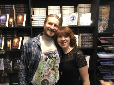 Jessica Bernett mit Robert Corvus auf der Frankfurter Buchmesse 2018. Im Hintergrund: Jessica Bernetts Roman ELAYNE. Corvus_Bernett_FBM_2018.jpg, 59kB